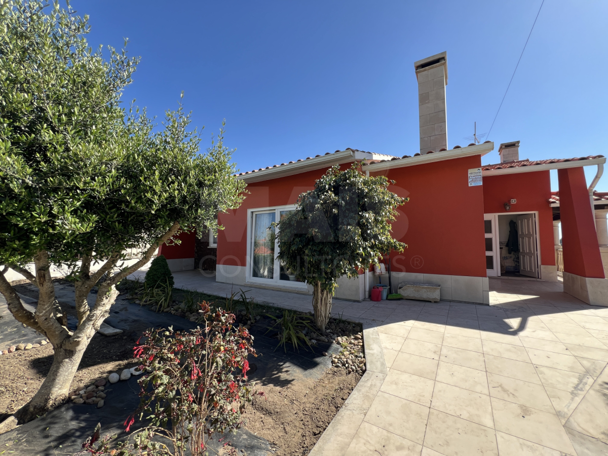 3 bedroom villa with basement and 470m2 of land in Óbidos